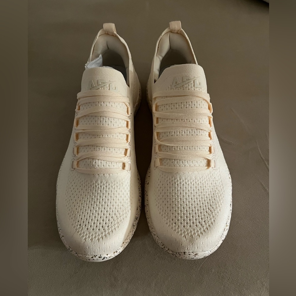 APL Women’s Techloom Breeze in Sea Salt/metallic speckle. Size 8